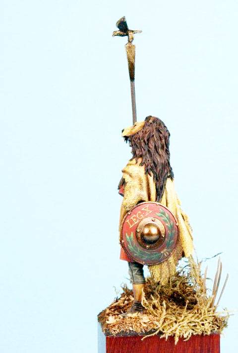  Figura de la casa de miniaturas Pegaso Models a escala de 75mm representando la figura de un Aquilifer romano en combate. 