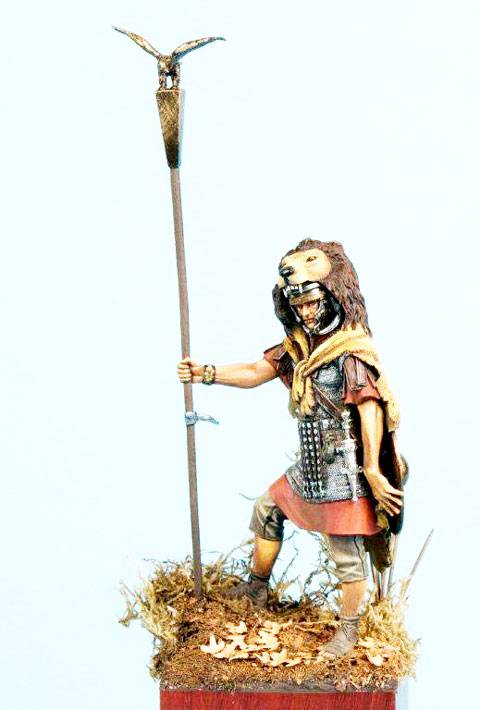  Figura de la casa de miniaturas Pegaso Models a escala de 75mm representando la figura de un Aquilifer romano en combate. 