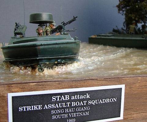 Diorama de un grupo de lanchas de asalto en busca de vietnamitas