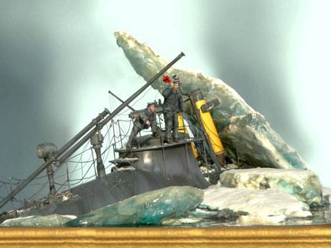 Diorama a escala 1:35 completamente a scratch representando a un submarino que ha emergido en aguas polares y en la colision con la capa de hielo se han producido desperfectos en el casco y en la torreta. 