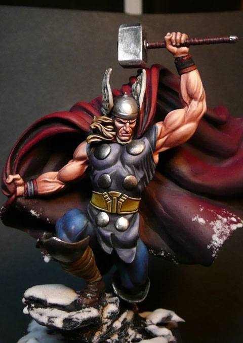 Figura de la Casa de miniaturas Knight Models a escala de 70 mm. La figura es una representación de Thor, el Dios del Trueno de los comics de Marvel.