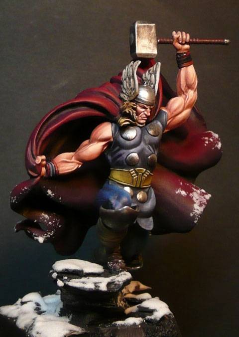 Figura de la Casa de miniaturas Knight Models a escala de 70 mm. La figura es una representación de Thor, el Dios del Trueno de los comics de Marvel.