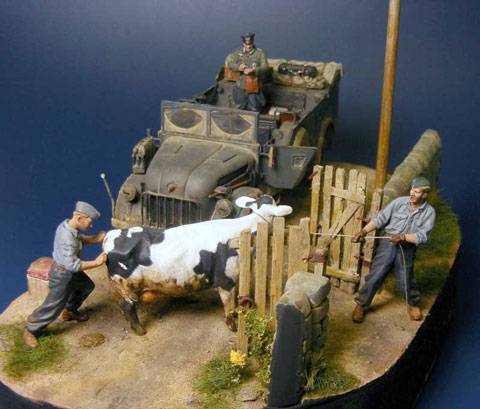tripulacion del vehículo aleman encerrando a una vaca que estorba el paso del camino